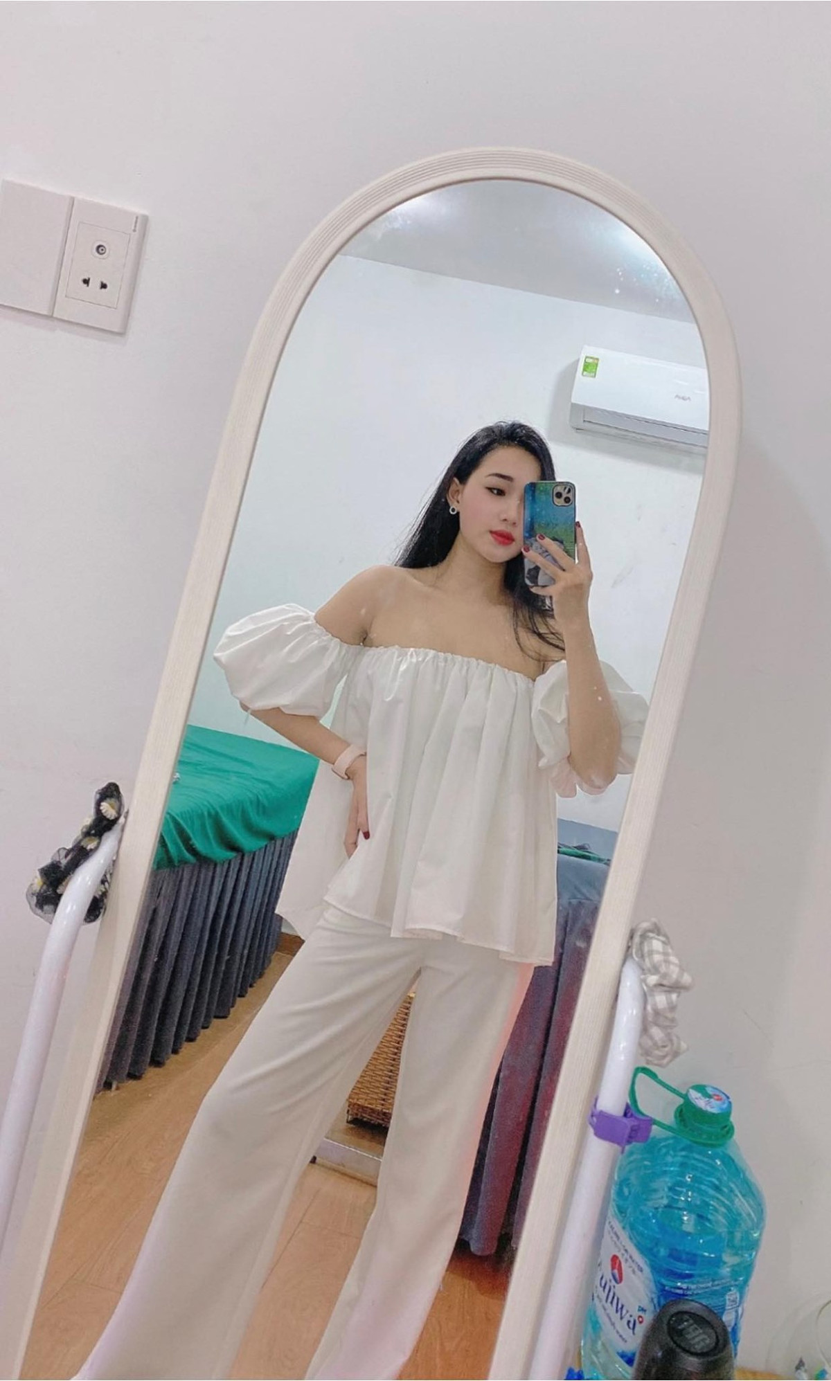 Sở hữu làn da trắng, body thon gọn, vợ tương lai Tấn Tài ghi điểm trong mắt nhiều người.