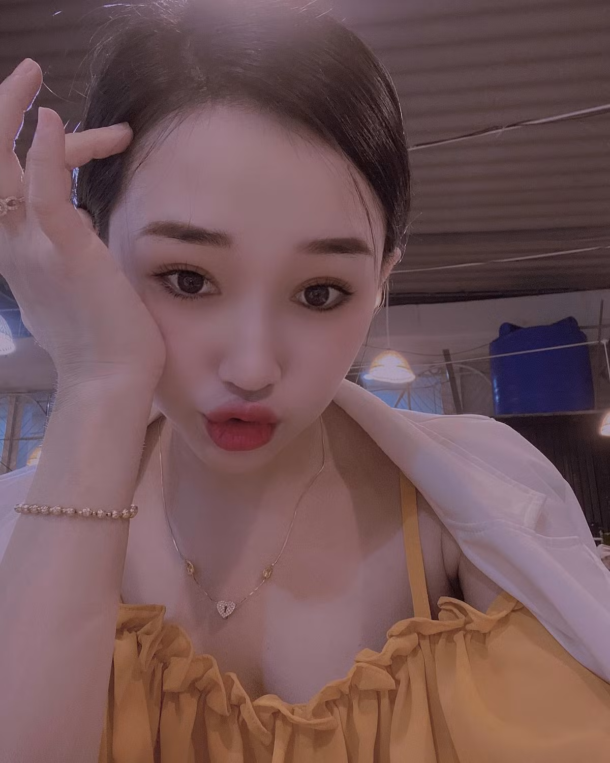 Trên trang cá nhân của mình, Hiếu thường xuyên đăng tải những bức ảnh đời thường.