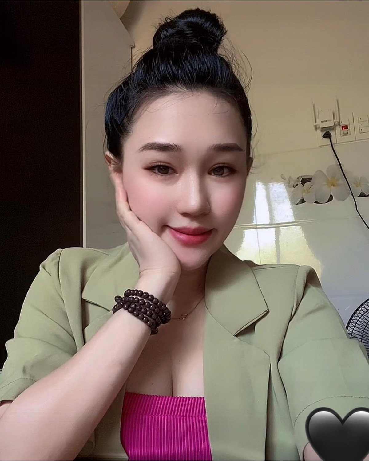 Bạn gái Hồ Tấn Tài là Phạm Thị Hiếu (sinh năm 1995, quê Bình Định). Cặp đôi đã ra mắt gia đình hai bên và làm lễ dạm ngõ vào năm 2020. Do vậy, Phạm Hiếu luôn được nhắc đến với vị trí là vợ sắp cưới của chàng cầu thủ.