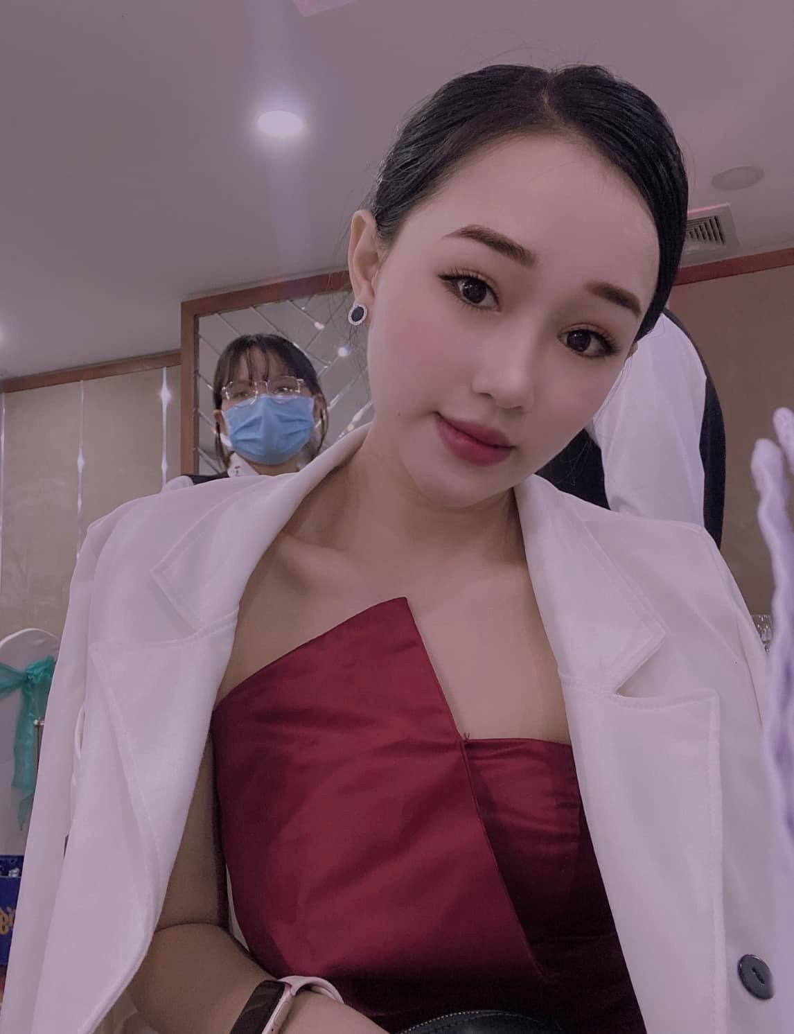 Phạm Hiếu sở hữu gương mặt khả ái, đường nét sắc sảo. Cô nàng gây ấn tượng với body nuột nà và gu ăn mặc gợi cảm.