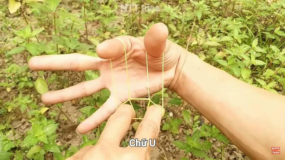 Với cách chơi một mình, người chơi thực tế chỉ cần tìm cách để tạo thành nhiều hình dạng và hình dạng khác nhau cho sợi dây bằng các ngón tay của mình.