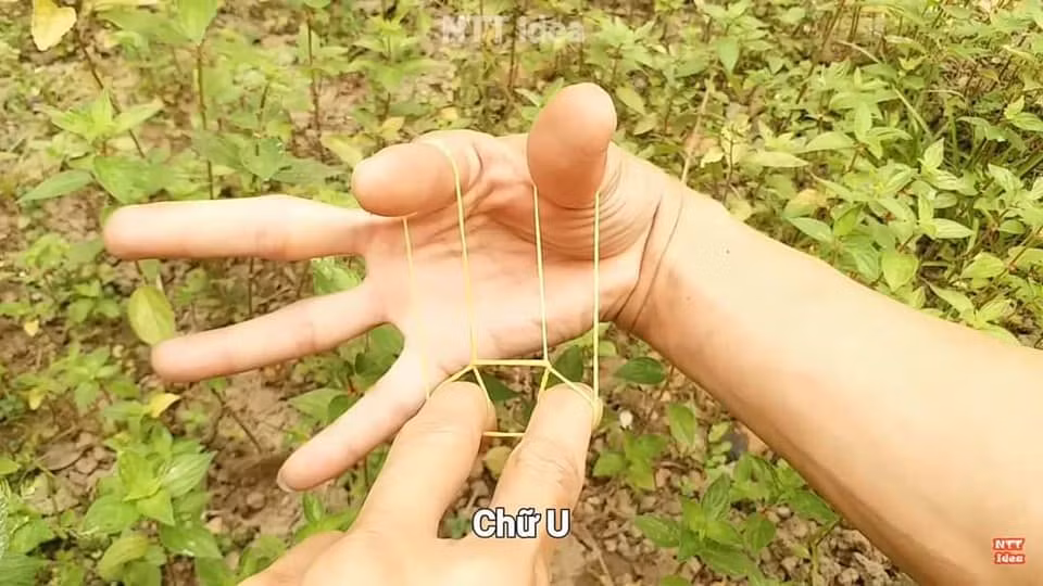 Với cách chơi một mình, người chơi thực tế chỉ cần tìm cách để tạo thành nhiều hình dạng và hình dạng khác nhau cho sợi dây bằng các ngón tay của mình.