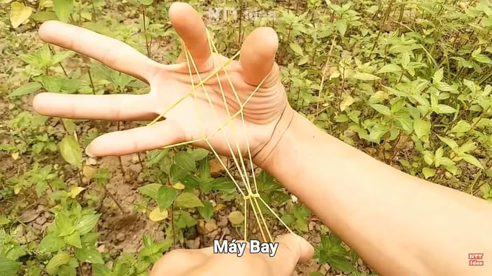  Tạo hình dây thun là một trong những trò chơi tuổi thơ được nhiều thế hệ yêu thích, đặc biệt trò này xuất hiện nhiều ở lứa 7x, 8x.