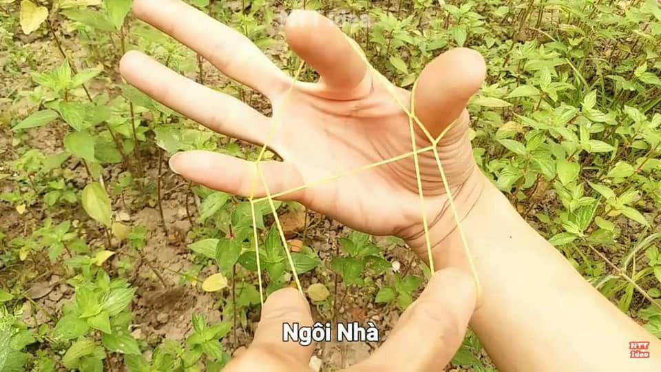 Tại Việt Nam, thế hệ 7x, 8x thường sử dụng dây thun màu xanh, đỏ hay vàng để chơi trò này. Đây là kỷ niệm tuổi thơ khó quên mà giờ chắc hẳn khó có ai có thể sáng tạo được nữa.