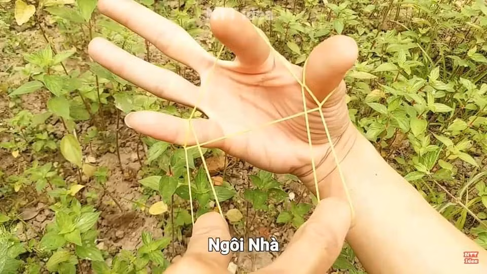 Tại Việt Nam, thế hệ 7x, 8x thường sử dụng dây thun màu xanh, đỏ hay vàng để chơi trò này. Đây là kỷ niệm tuổi thơ khó quên mà giờ chắc hẳn khó có ai có thể sáng tạo được nữa.