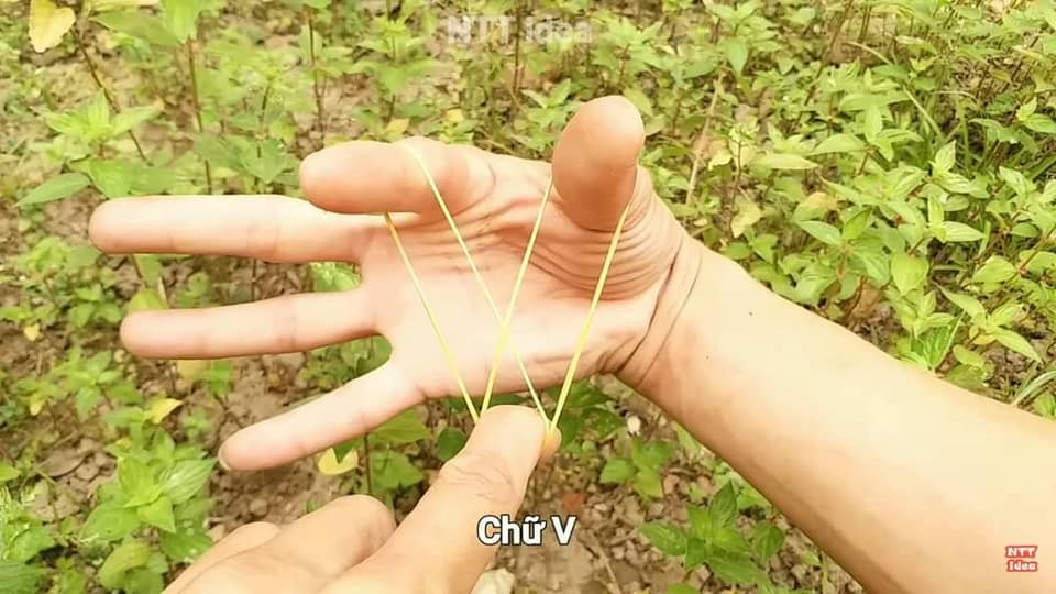 Tạo hình dây thun có thể được chơi một mình hoặc chơi với bạn bè.