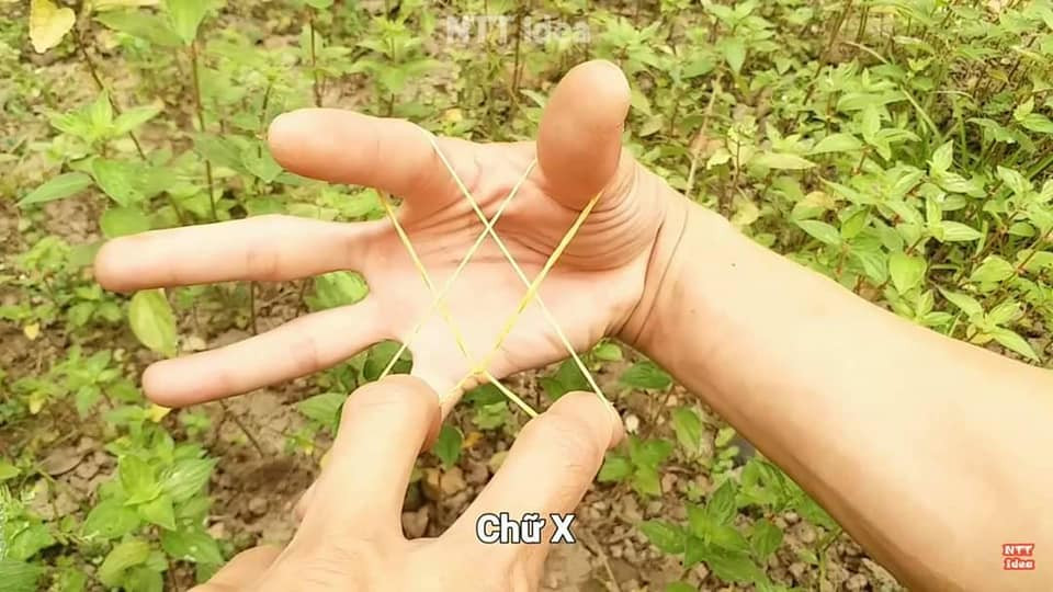 Còn với cách chơi với bạn bè, sợi dây được đặt trên tay một người chơi, người chơi còn lại thực hiện các thao tác để tạo hình.