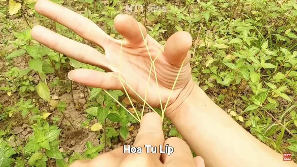 Từ hình máy bay, hình hoa hay ngôi nhà, với sự sáng tạo của các bạn trẻ có thể tạo ra dễ dàng từ những dây thun mảnh mai trên bàn tay.