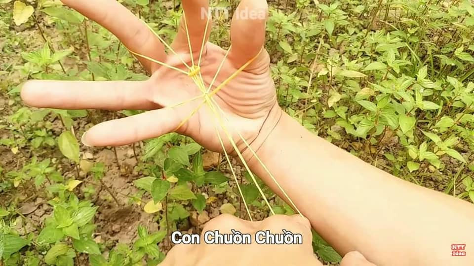 Với sự nhiệt tình và sáng tạo vô biên của tuổi trẻ, những trò chơi dân gian đã ra đời và để lại biết bao ấn tượng khó quên về một thời “tuổi thơ dữ dội” đã đi qua.