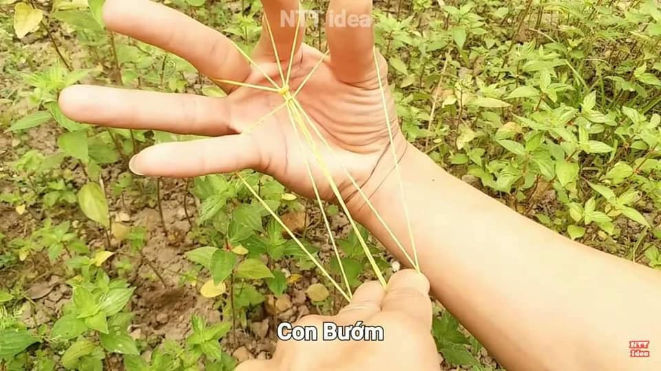 Theo tìm hiểu, tạo hình dây thun hay còn gọi là Ayatori là một trò chơi mà khi nhắc đến chắc chắn những người hâm mộ bộ truyện tranh Doraemon đều biết đến và nhớ ngay tới nhân vật Nobita.