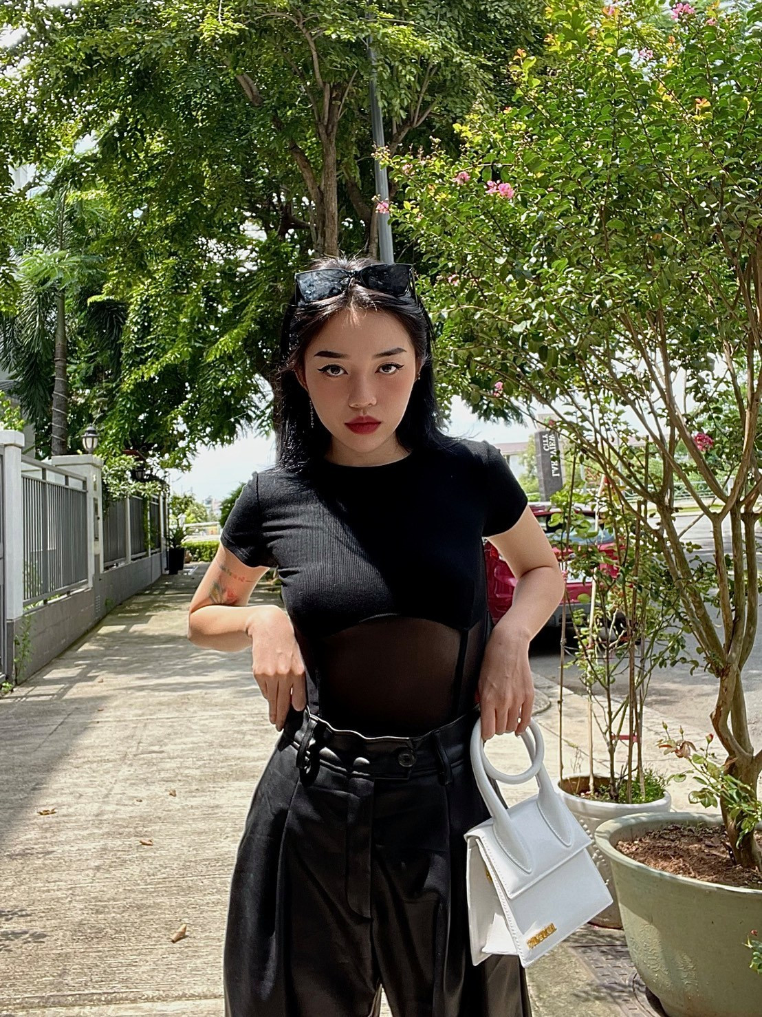 Công khai ôm bạn trai, Linh Ngọc Đàm bị netizen hỏi câu cực khó Cong khai om ban trai, Linh Ngoc Dam bi netizen hoi cau cuc kho