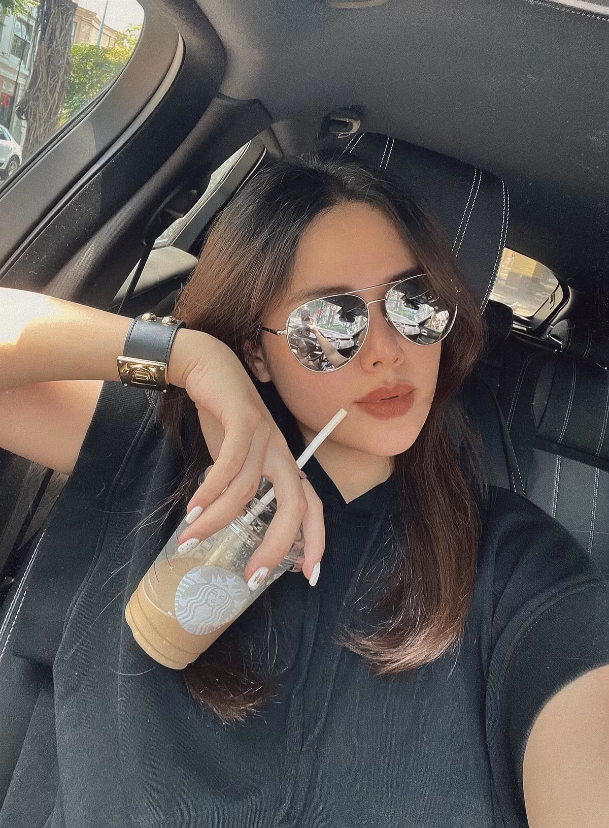 Sau khi sinh con đầu lòng, Phanh Lee khiến nhiều người ngưỡng mộ bởi nhan sắc xinh đẹp và phong cách sang chảnh.