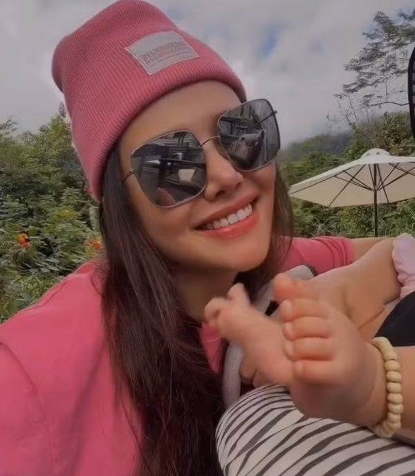 Dù đang ở cữ và bận rộn với vai trò làm mẹ, song người đẹp vẫn dành thời gian để chăm sóc vẻ ngoài.