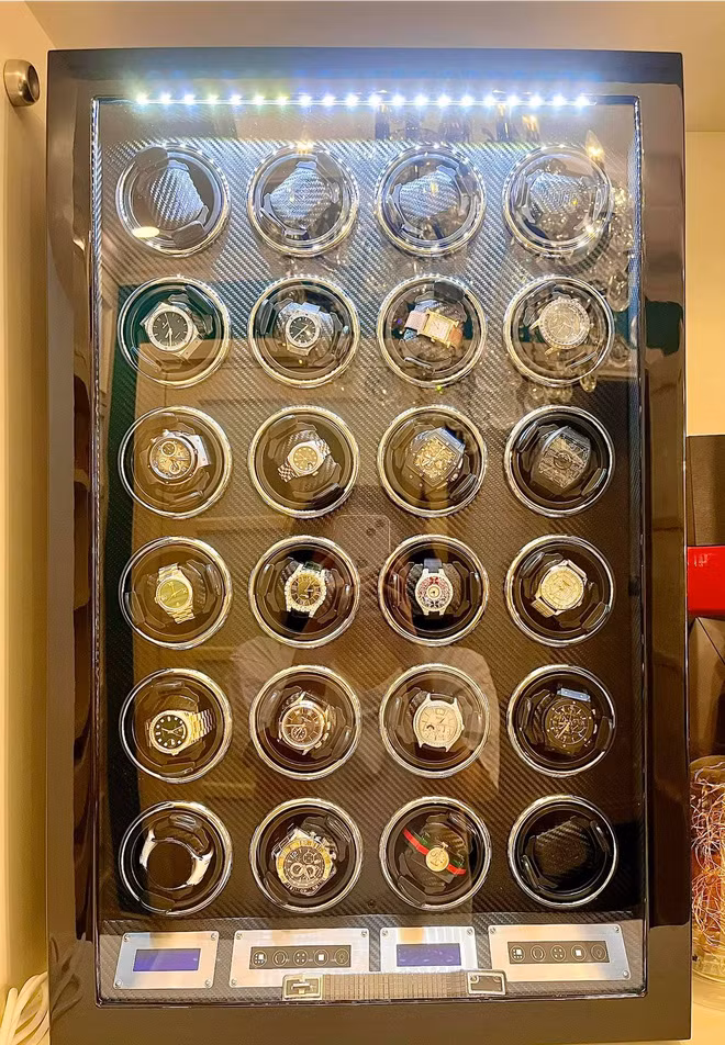 Ngoài chiếc đồng hồ 2,5 tỷ mới đây được chồng tặng, vợ chồng Đoàn Di Băng cũng đã có trong tay bộ sưu tập đồng hồ hàng hiệu, giá trị cực "khủng".