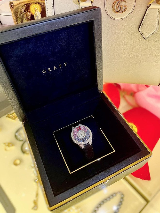 Ngoài ra, nữ đại gia còn để lại bình luận nhắn gửi đến tất cả mọi người đang có ý định thắc mắc thật - giả với mình: "Mốt bé nào thắc mắc món gì inbox, chị cho coi bill nha. Chớ phốt kiểu này quần đâu đội cho đủ".