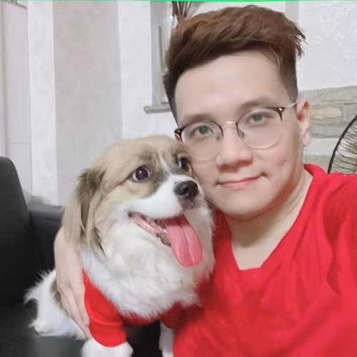 Theo thông tin được biết, "cậu IT" Nhâm Hoàng Khang nổi đình đám này là một coder – lập trình viên tài năng, đứng sau nhiều ứng dụng khá tiện ích cho người dùng, được giới công nghệ thông tin biết đến và công nhận khá nhiều.