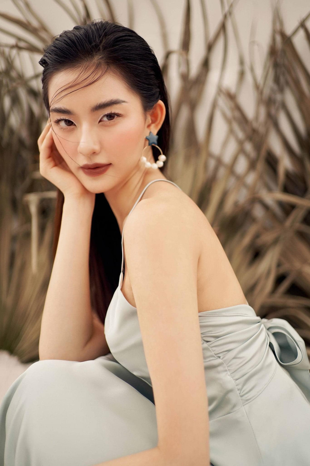 Cư dân mạng cũng phải trầm trồ nhận xét khi biết được số đo vòng eo của cô gái này: "Eo 52 cm, ngưỡng mộ quá", "đây là eo con kiến luôn hả", "sốc vì vòng 2",...