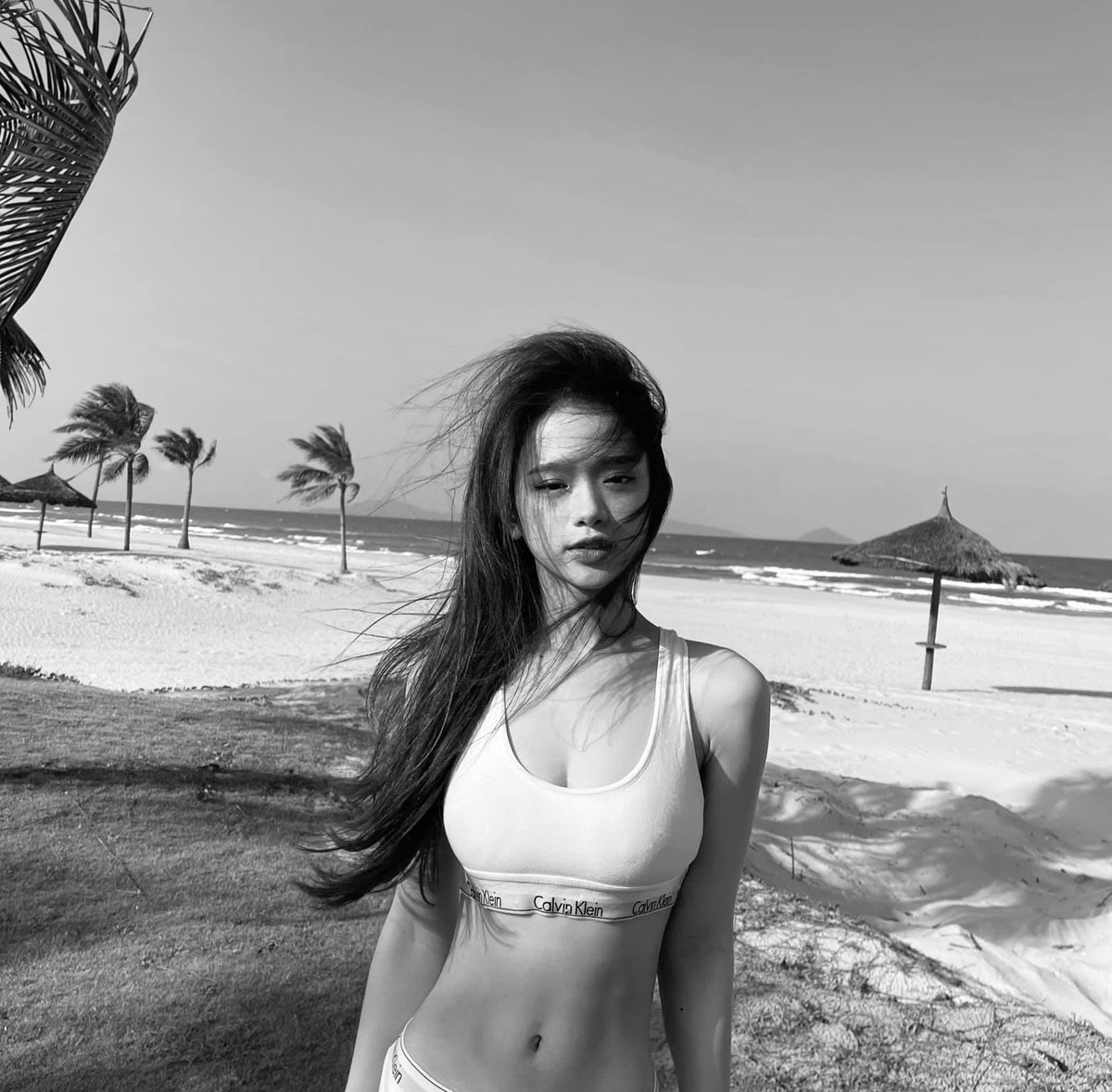 Từ sau những loạt ảnh cho thấy Linh Ka quá gầy gò, thân hình khẳng khiu không khác gì học sinh Tiểu học, mới đây hot girl 10x này có đăng khoảnh khắc diện áo tắm gây chú ý.