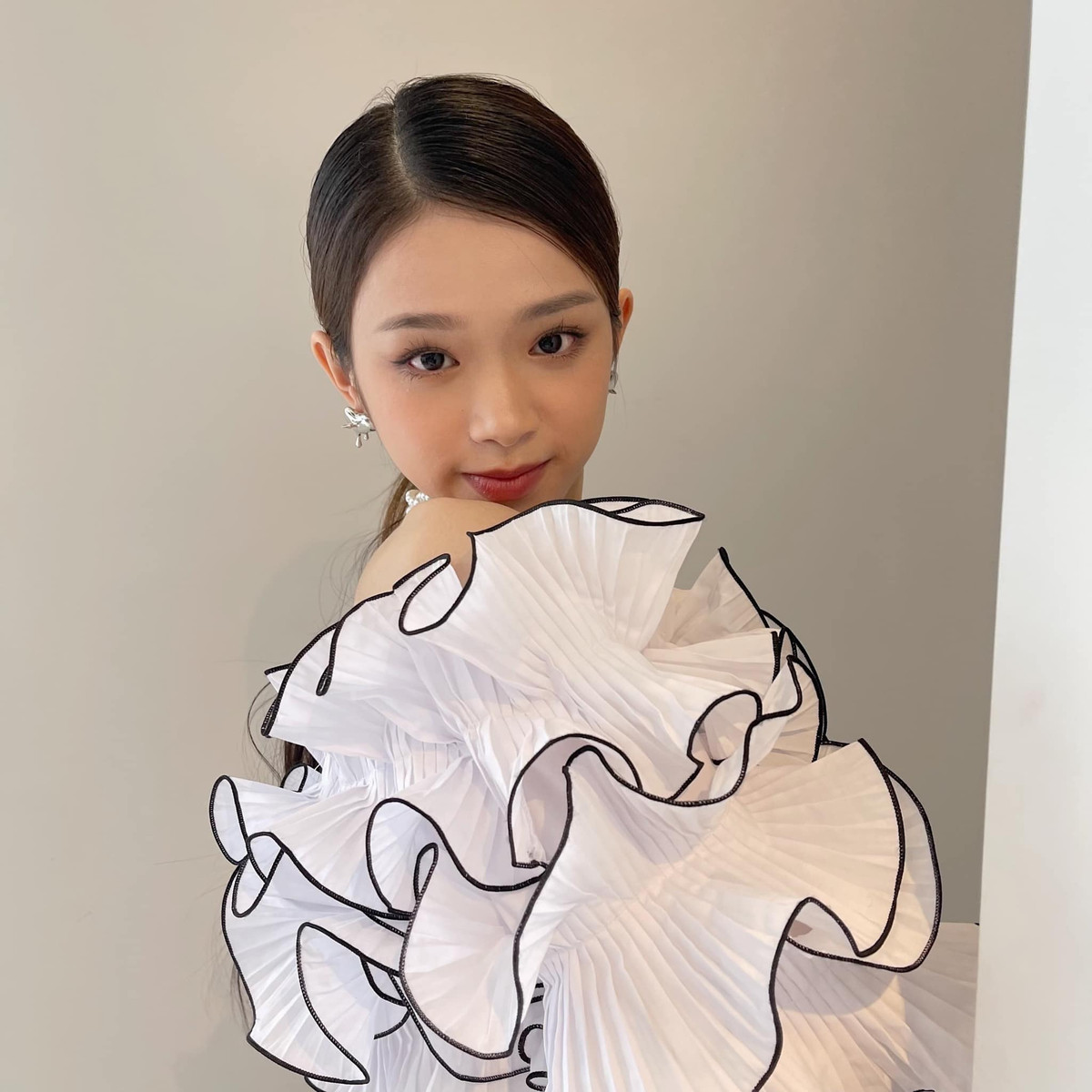 Vì sớm trưởng thành về ngoại hình nên Linh Ka cũng gặp nhiều những lời đồn thổi liên quan đến việc phẫu thuật thẩm mỹ, mà cụ thể là nâng ngực.