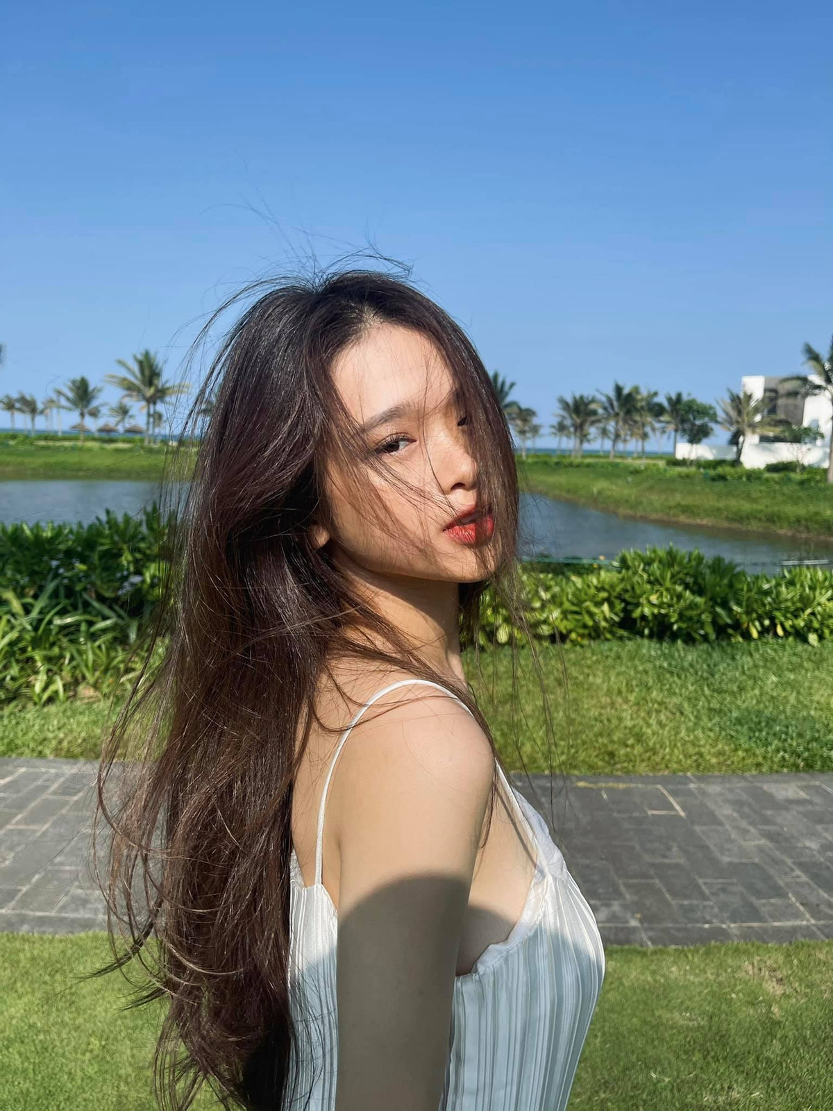 Linh Ka giờ đây không còn là cô gái nhỏ nhắn, đáng yêu, dễ thương ngày nào nữa mà đã trở thành một thiếu nữ xinh đẹp với vẻ ngoài chững chạc, trưởng thành.