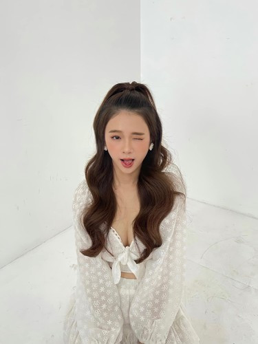 Hiện tại, bài đăng của cô đã có hơn 91 nghìn lượt thích trên Instagram và gần 44 nghìn lượt tương tác trên Facebook.