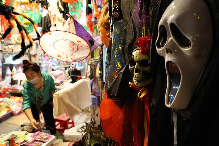 Do dịch COVID-19, đồ chơi hóa trang Halloween năm nay chủ yếu là hàng tồn từ năm trước để lại.