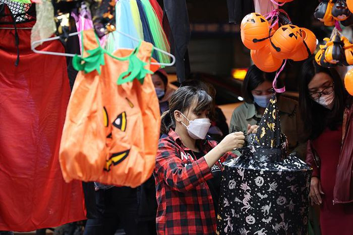 Các em nhỏ được bố mẹ đưa lên Hàng Mã để sắm đồ Halloween.