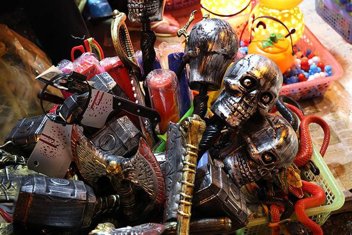 Mặc dù vậy, đồ chơi Halloween năm nay rất đa dạng về chủng loại như mặt nạ, nón phù thủy, tóc giả, hình nộm, bộ xương, lưỡi hái, kiếm, đèn bí đỏ,...