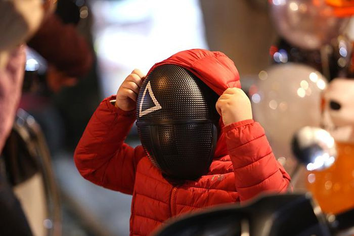 Một mặt hàng được giới trẻ quan tâm nhiều tại mùa Halloween năm nay là chiếc mặt nạ trong bộ phim Squid Game đã xuất hiện tại nhiều cửa hàng trên phố Hàng Mã.