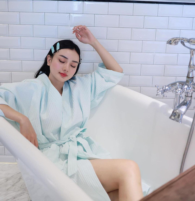 Hóa ra, để có được ánh sáng "sống ảo" và livestream trò chuyện với mọi người nên Angela Chu phải nhờ vào phòng gym hoặc mượn nhà vệ sinh phòng mẹ chồng để thực hiện điều đó.