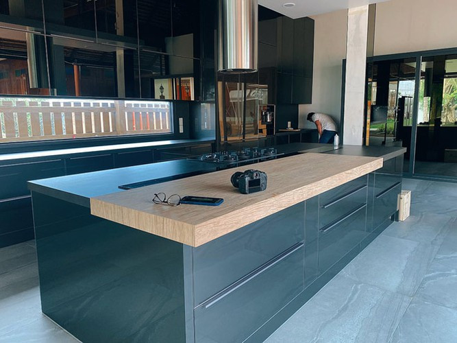 Angela Chu còn khoe được chồng xây dựng cho căn bếp đẹp như mơ của mình, khiến cư dân mạng trầm trồ.