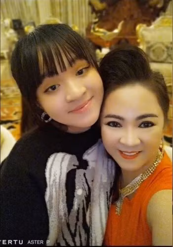 Bà Nguyễn Phương Hằng luôn kín tiếng trên mạng xã hội với mọi thông tin về Natalie. Thỉnh thoảng xuất hiện cùng gia đình vào những dịp đặc biệt, hay có mặt trong một vài bức hình do chính nữ đại gia Bình Dương chia sẻ.