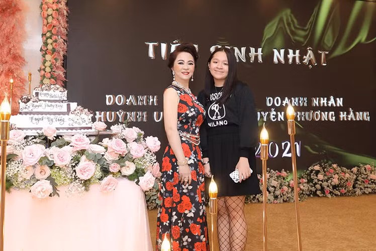 Trong số những người con của bà Phương Hằng cư dân mạng đặc biệt quan tâm đến Natalie, con riêng của nữ CEO và chồng cũ.