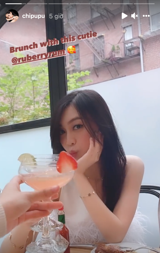 Trong một diễn biến khác trên đất Mỹ, Chi Pu cũng cùng với Nguyễn Khánh Linh - em gái Hoàng Việt vi vu ăn uống, lên đồ sang chảnh hẹn hò.