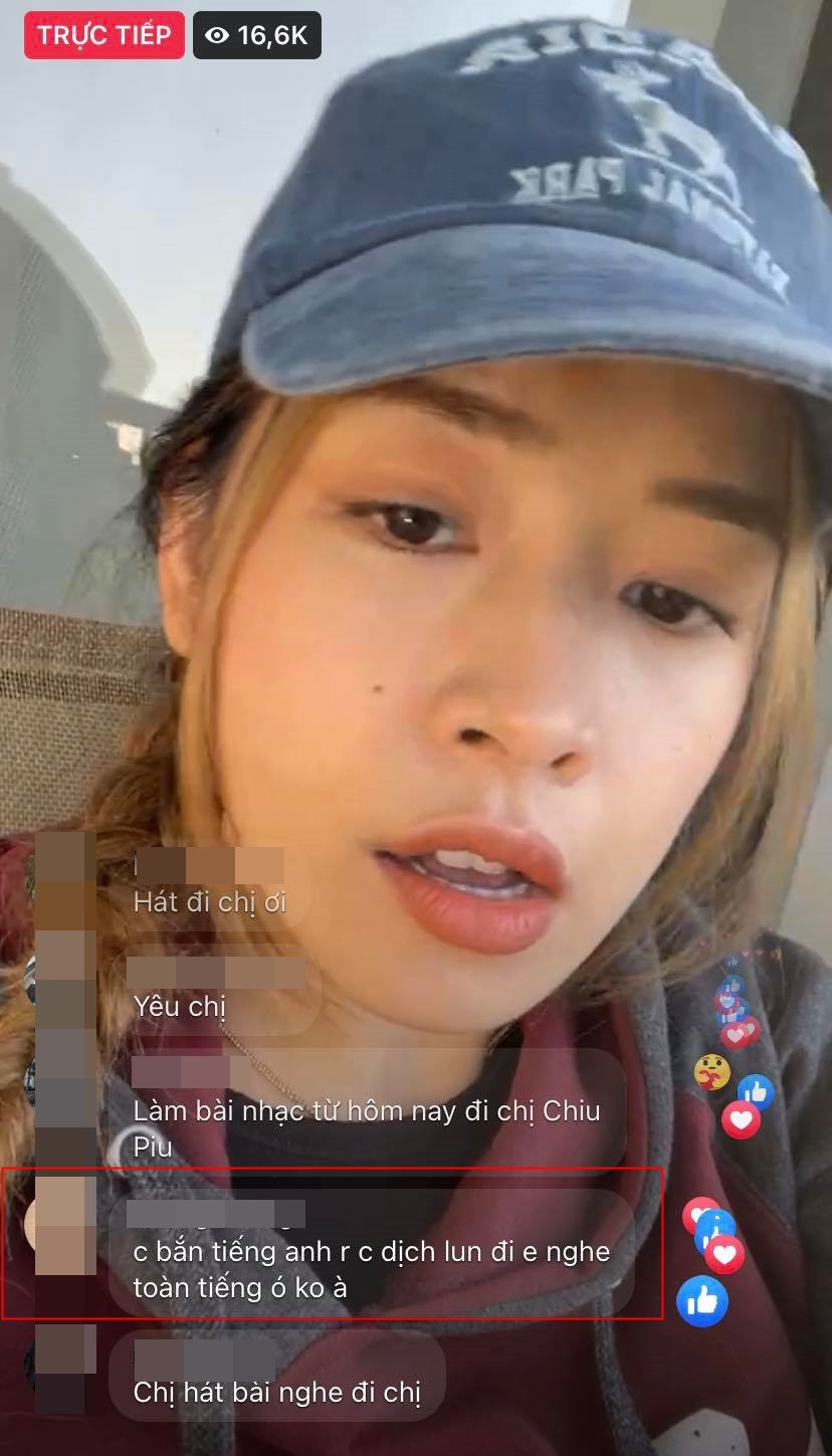 Thời gian qua, Chi Pu vướng lùm xùm "mất gốc" Tiếng Việt khi cô nàng livestream nói Tiếng Việt nhưng luôn chêm từ Tiếng Anh vào giữa.