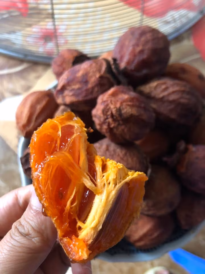 Vì thời tiết, vì xảy ra công đoạn sai sót, vì... xui, nói chung vì rất nhiều lý do mà cùng làm hồng treo gió thật đấy nhưng tác phẩm ra đời lại muôn hình vạn trạng. Ảnh: Facebook