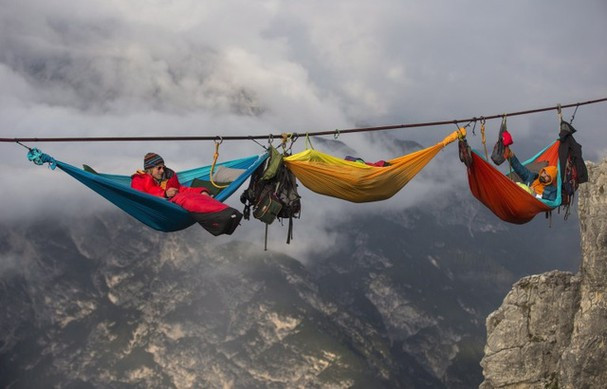 Được biết, tại đây còn có hẳn một lễ hội dành cho hoạt động đu võng giữa đất trời mang tên International Highline Meeting. Người tham gia sẽ cùng nhau chơi đùa trên những chiếc dây giữa không trung hay cùng mắc võng và nằm vắt vẻo giữa núi rừng, vực thẳm.