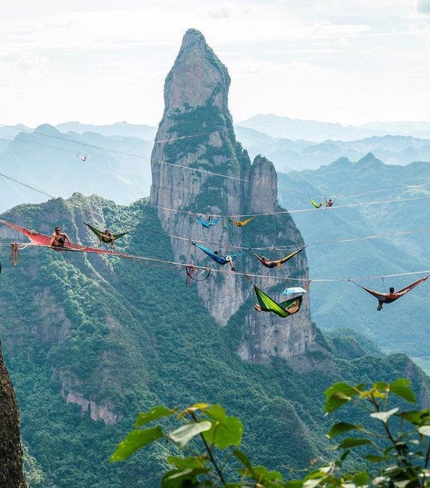 Ngoài việc ngủ giữa lở lửng giữa hẻm núi Monte Piana, các phượt thủ còn đọc báo, chơi nhạc cụ, truyền thức ăn và nước uống cho nhau, bất chấp việc chỉ cần sơ sẩy một chút là có thể bị ngã xuống vực.