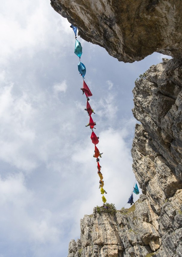 Hoạt động này đã diễn ra từ khá lâu và mục đích của nhóm phượt thủ khi mắc võng đủ màu sắc giữa không trung là để tưởng nhớ 18.000 binh sỹ đã ngã xuống trong Thế chiến thứ 1.