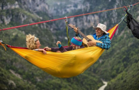 Với những chiếc võng nhiều màu sắc là cách nhóm phượt tạo nên biểu tượng hòa bình, qua đó tưởng nhớ về quá khứ. Ảnh: Tổng hợp