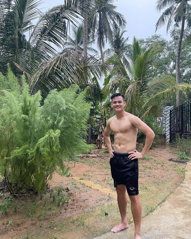 Những hình ảnh ngoài đời thực của Hồ Tấn Tài khiến hội chị em phải "mlem" vì cơ bụng múi nào ra múi nấy.