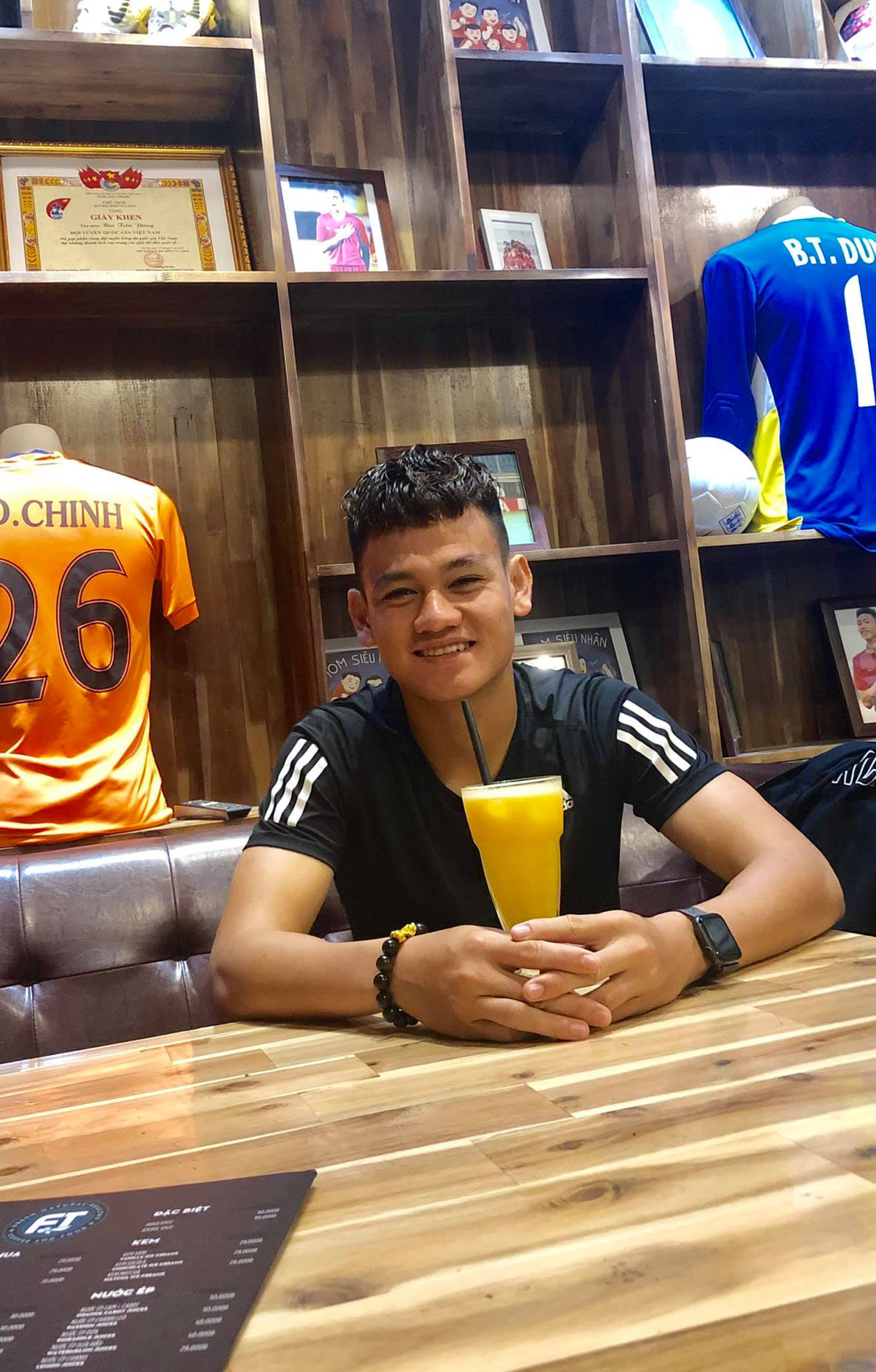 Được biết Hồ Tấn Tài (sinh năm 1997, Quy Nhơn) hiện đang chơi ở vị trí hậu vệ phải cho câu lạc bộ Bình Định.