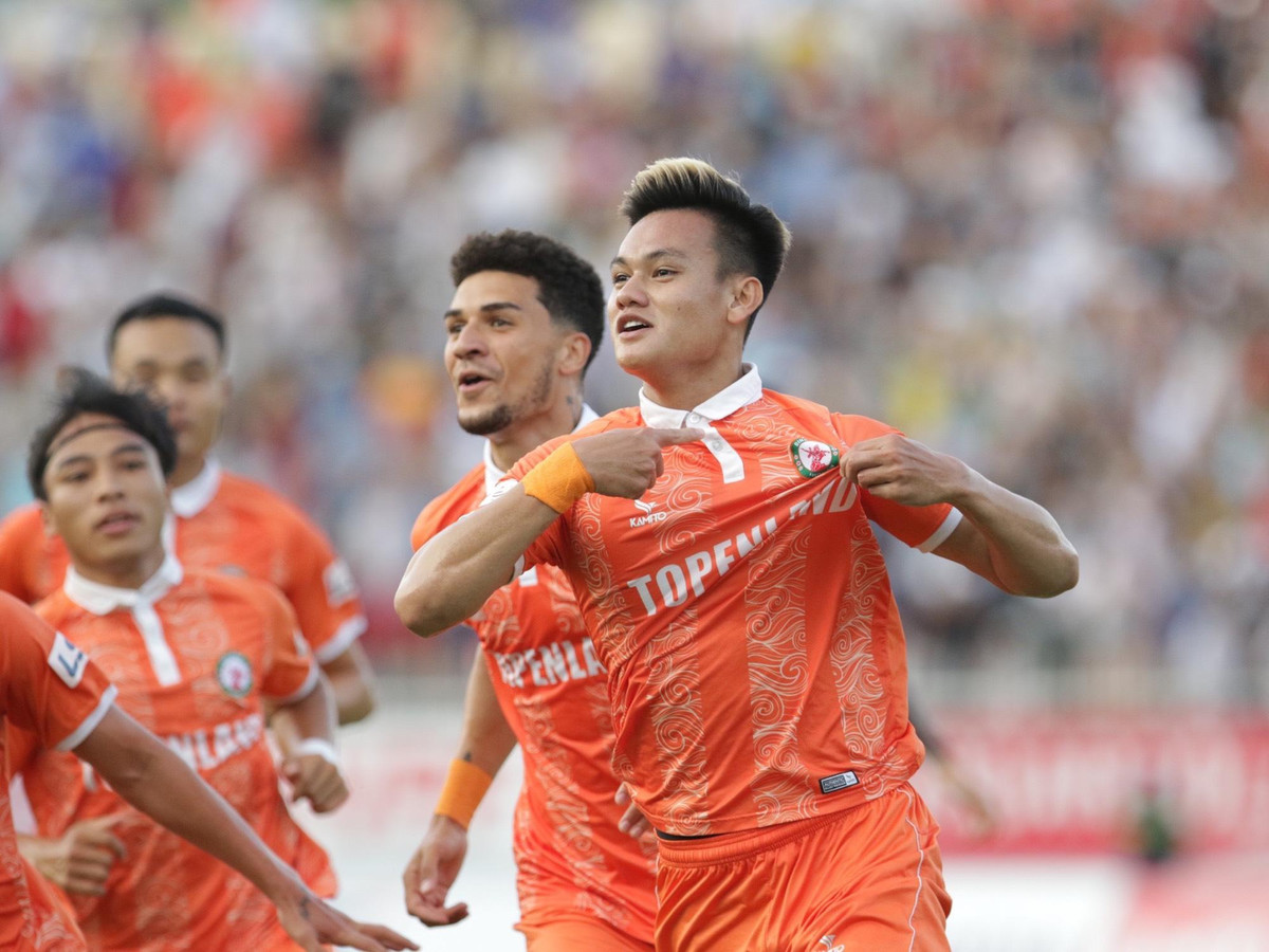 Với màn thể hiện ấn tượng, đầy quả cảm và kiên cường, người hâm mộ sau trận đấu đã vào &#x8;tài khoản Facebook của cầu thủ đội tuyển Việt Nam để tương tác, bình luận sôi nổi.