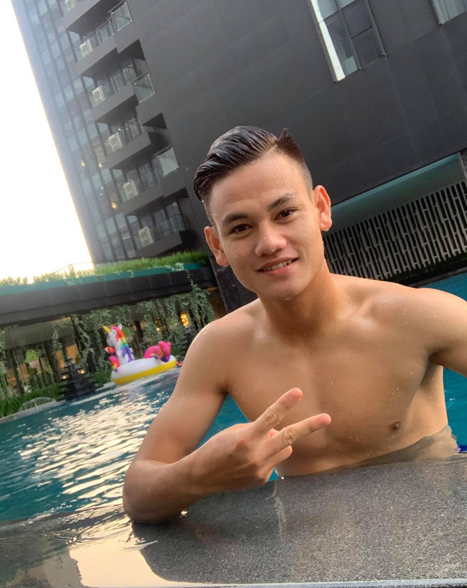 Đặc biệt chàng cầu thủ còn khiến hội mê trai "xịt máu mũi" mỗi lần xuất hiện vì body 6 múi cuồn cuộn.