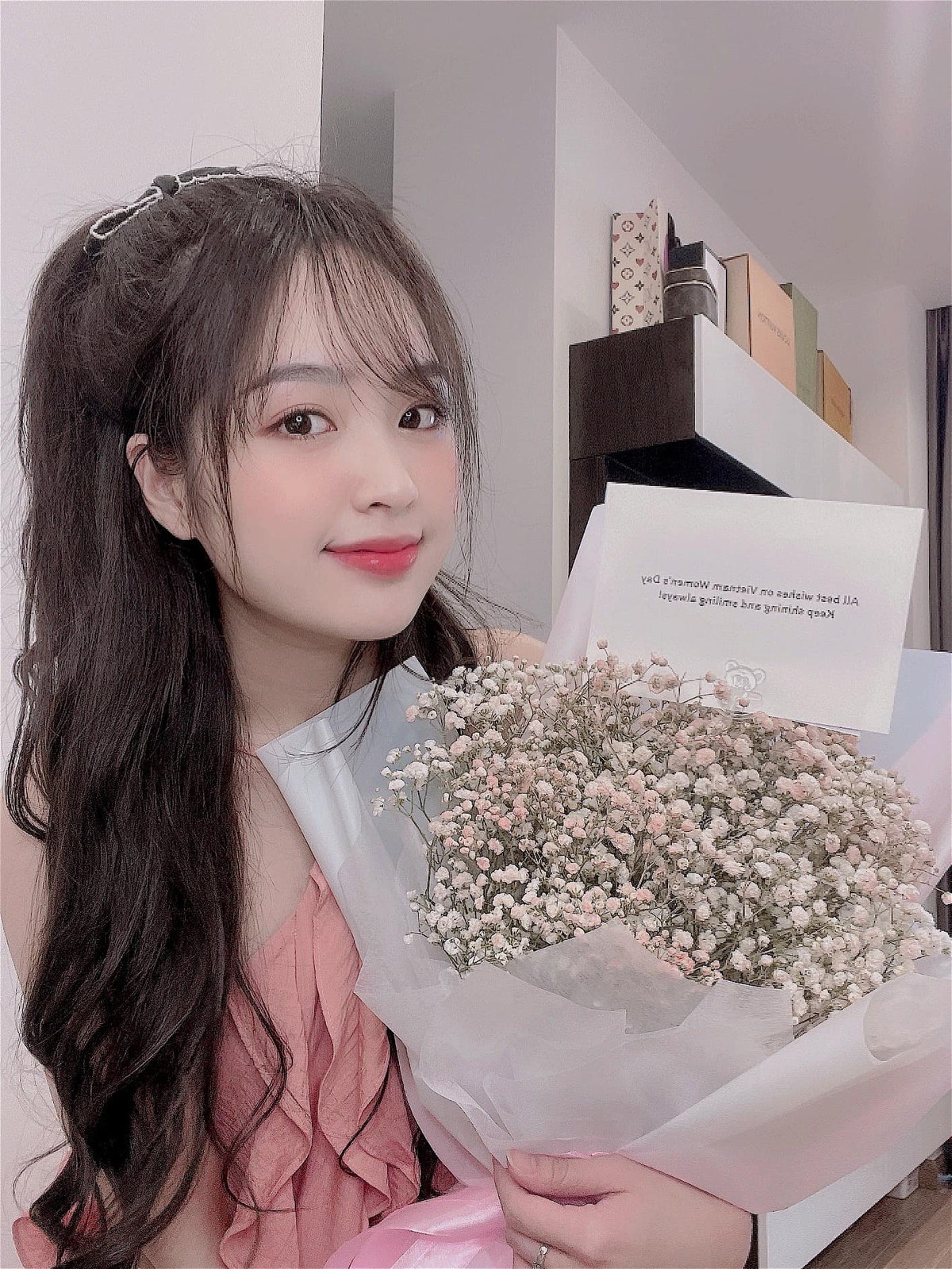 Ngoài việc siêu hot trên cõi mạng Việt, Phương Anh còn từng "phá đảo" MXH xứ Trung hồi đầu năm 2020. Ở thời điểm đó, Phương Anh cùng cô em gái Phương Uyên đã nhận được vô số lời khen từ cư dân mạng nước ngoài.