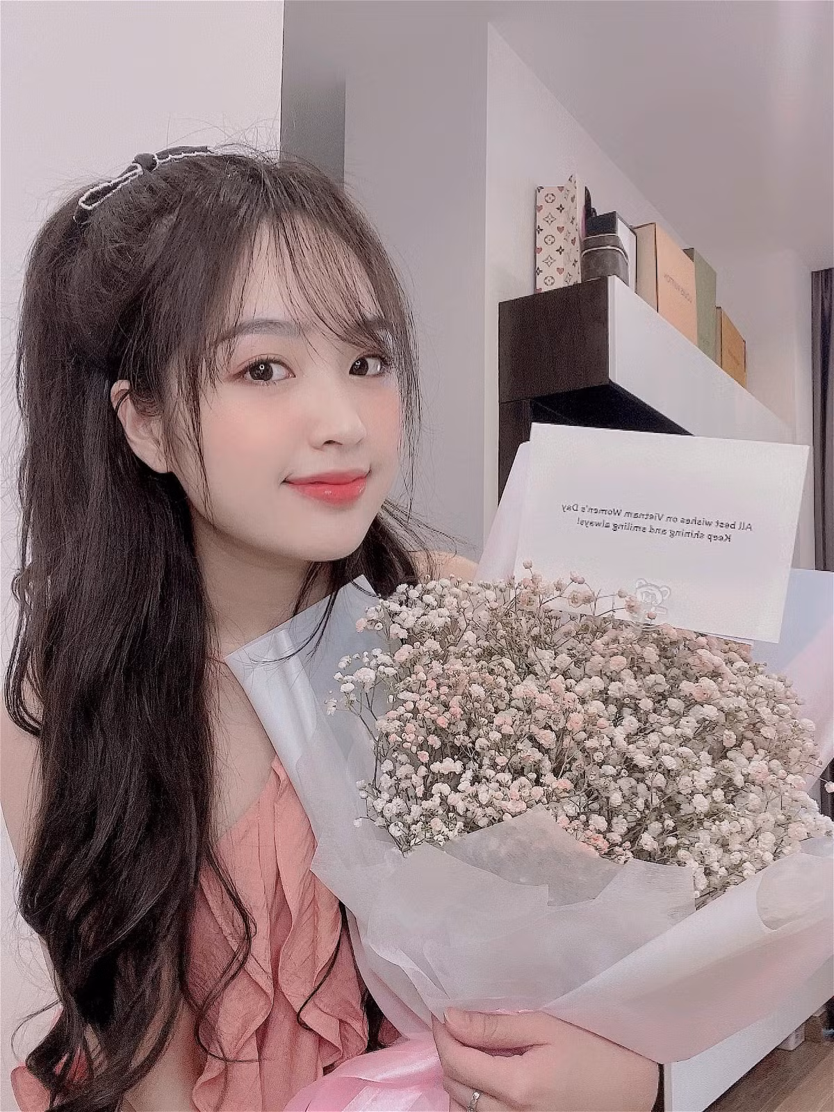 Ngoài việc siêu hot trên cõi mạng Việt, Phương Anh còn từng "phá đảo" MXH xứ Trung hồi đầu năm 2020. Ở thời điểm đó, Phương Anh cùng cô em gái Phương Uyên đã nhận được vô số lời khen từ cư dân mạng nước ngoài.