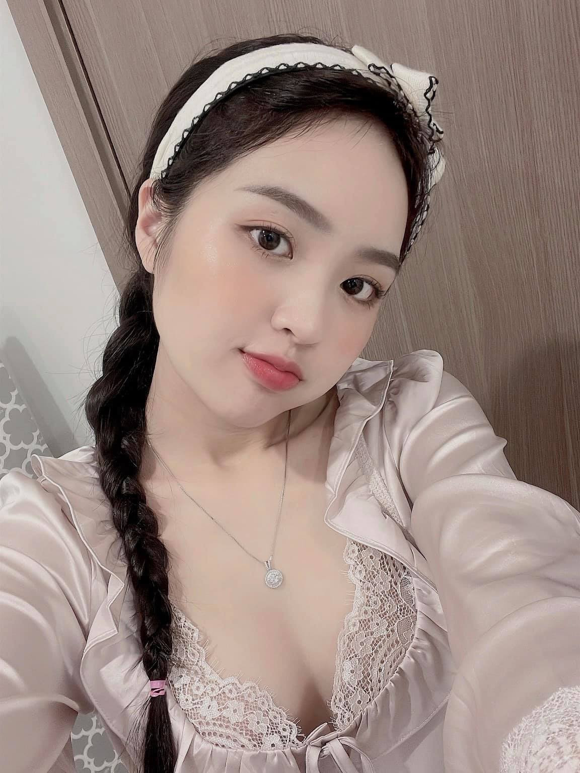 Hiện tại, Phương Anh đang làm công việc mẫu ảnh, nhận PR từ các nhãn hàng. Thỉnh thoảng, cô nàng cũng góp mặt trong một vài MV nhạc Việt.