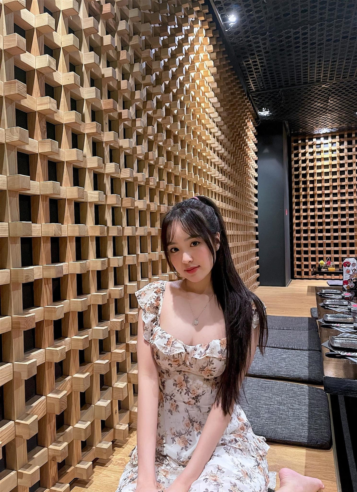 Không chỉ được biết đến nhờ gương mặt dễ thương, làn da trắng không tì vết, cô nàng 24 tuổi này còn gây ấn tượng với body quyến rũ, vòng nào ra vòng nấy.