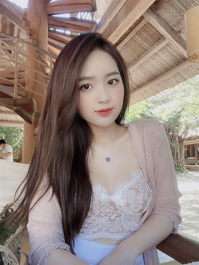Ngoài Nhã Trân, hot girl 9x Lê Phương Anh cũng sở hữu hình xăm tại chỗ "hiểm", ở vòng 3.