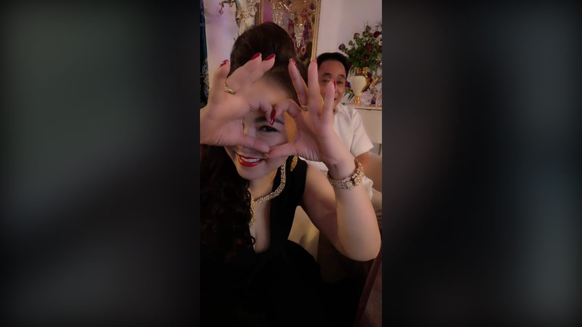 Đây có thể xem là những biểu cảm chưa từng được hé lộ của bà Hằng bởi lẽ bình thường CEO Đại Nam mỗi lần lên sóng đều trông rất nghiêm túc.